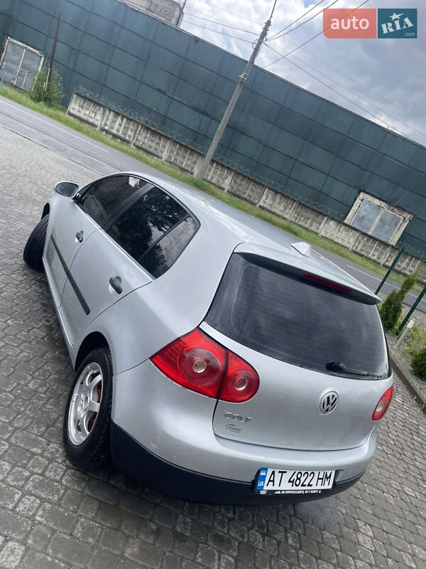 Хэтчбек Volkswagen Golf 2005 в Надворной