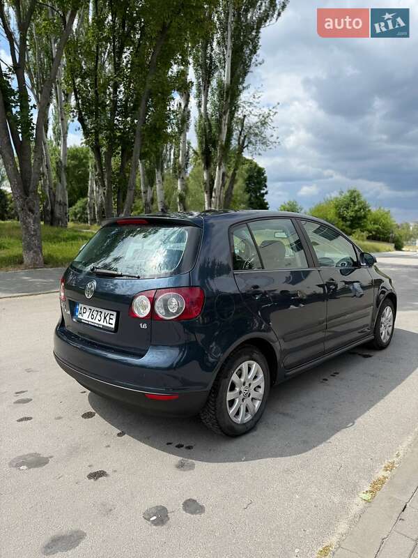 Хетчбек Volkswagen Golf 2005 в Запоріжжі