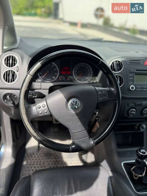 Хетчбек Volkswagen Golf 2005 в Запоріжжі