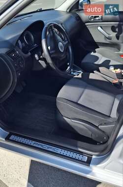 Хэтчбек Volkswagen Golf 2003 в 