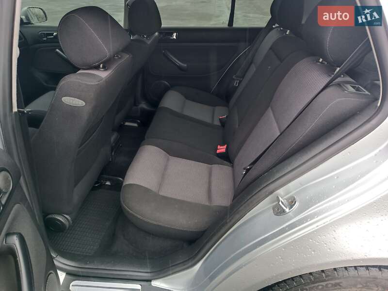 Хетчбек Volkswagen Golf 2003 в Харкові