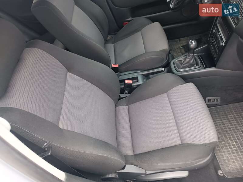 Хетчбек Volkswagen Golf 2003 в Харкові