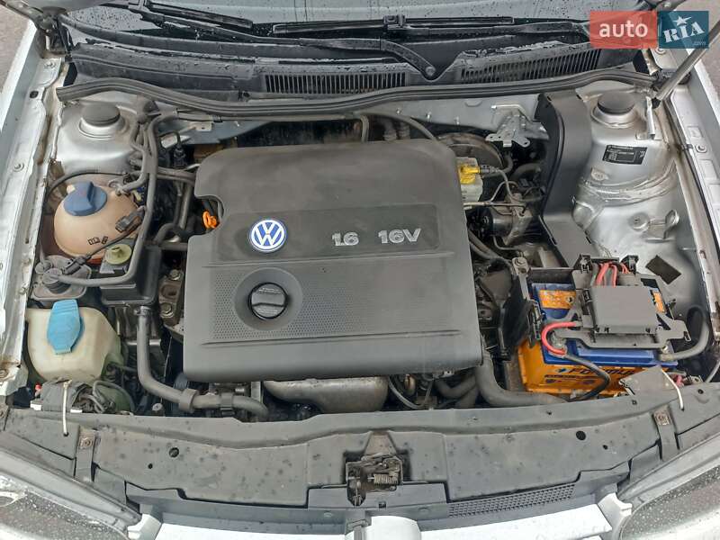 Хетчбек Volkswagen Golf 2003 в Харкові