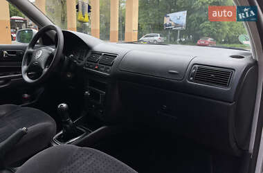 Хэтчбек Volkswagen Golf 2000 в 