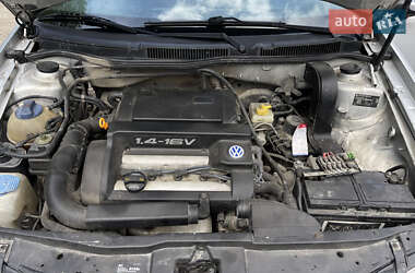Хэтчбек Volkswagen Golf 2000 в 