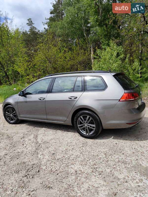 Универсал Volkswagen Golf 2016 в Чернигове