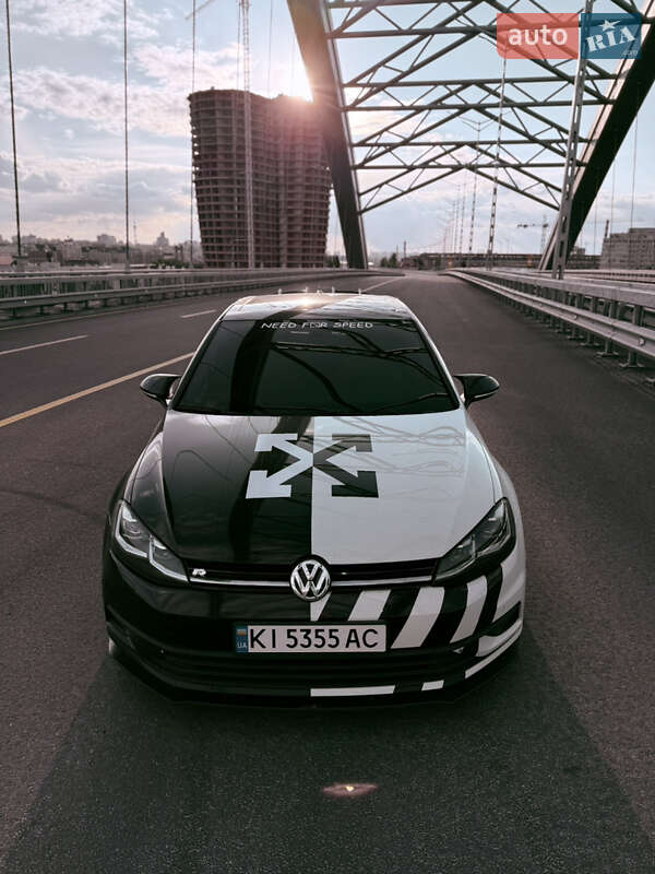 Хэтчбек Volkswagen Golf 2017 в 