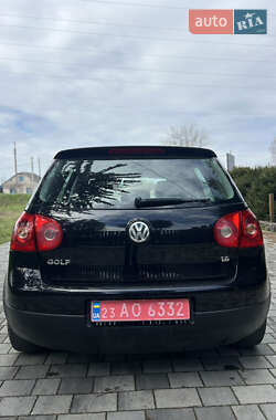 Хетчбек Volkswagen Golf 2004 в 