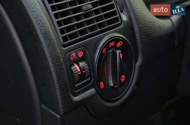 Хетчбек Volkswagen Golf 2000 в 
