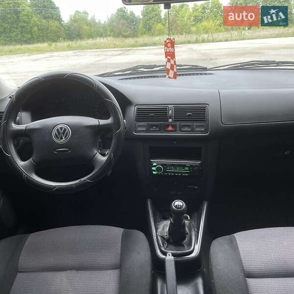 Хетчбек Volkswagen Golf 2001 в Звягелі