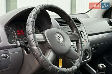 Хетчбек Volkswagen Golf 2004 в 