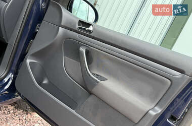 Хетчбек Volkswagen Golf 2004 в 
