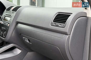 Хетчбек Volkswagen Golf 2004 в 