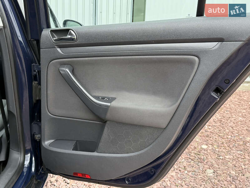 Хетчбек Volkswagen Golf 2004 в Дрогобичі