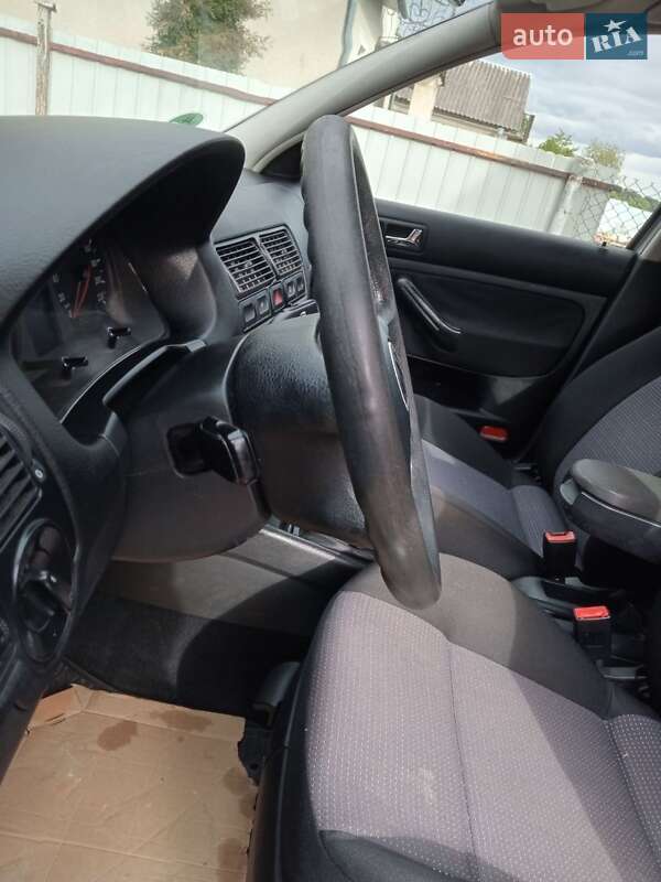 Хэтчбек Volkswagen Golf 2002 в Тернополе