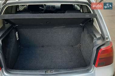 Хетчбек Volkswagen Golf 2002 в 