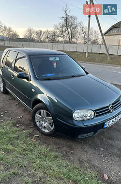 Хэтчбек Volkswagen Golf 2002 в Черновцах