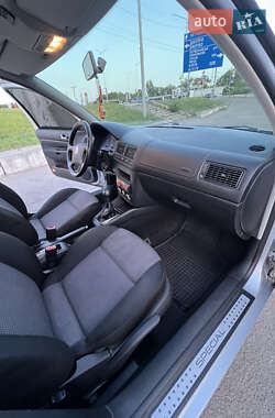 Хетчбек Volkswagen Golf 2001 в 