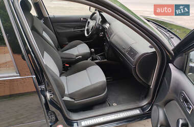 Хетчбек Volkswagen Golf 2003 в 