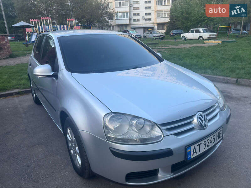 Хетчбек Volkswagen Golf 2005 в Чернівцях