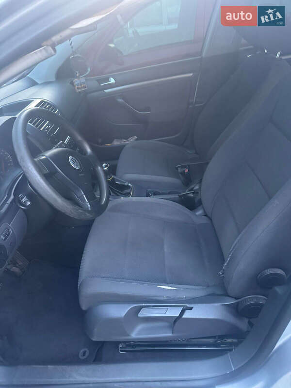 Хетчбек Volkswagen Golf 2005 в Чернівцях