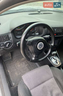 Хэтчбек Volkswagen Golf 2002 в 