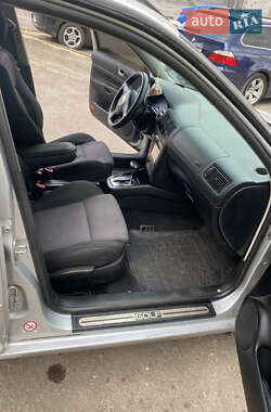 Хэтчбек Volkswagen Golf 2002 в 