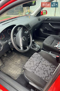 Хетчбек Volkswagen Golf 1998 в 