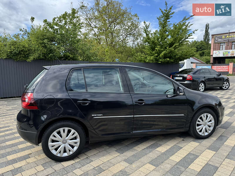 Хетчбек Volkswagen Golf 2008 в Сваляві