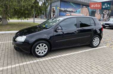 Хэтчбек Volkswagen Golf 2005 в 