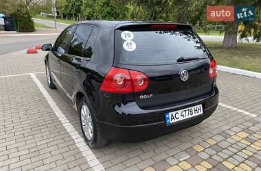 Хэтчбек Volkswagen Golf 2005 в 
