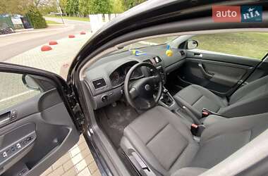 Хэтчбек Volkswagen Golf 2005 в 