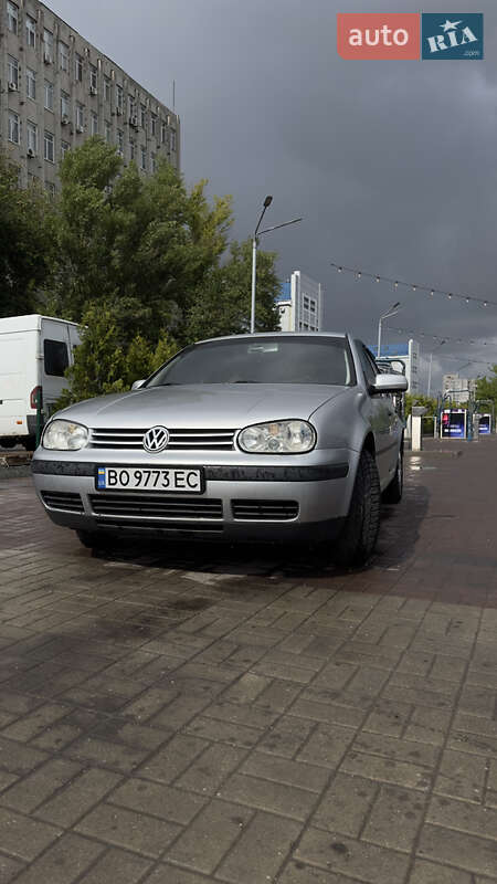 Хэтчбек Volkswagen Golf 2001 в 