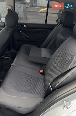 Хэтчбек Volkswagen Golf 2001 в 