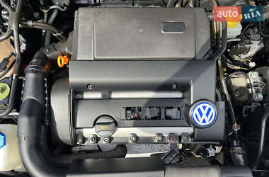 Хетчбек Volkswagen Golf 2002 в 