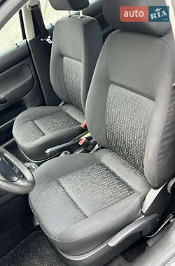 Хетчбек Volkswagen Golf 2002 в 