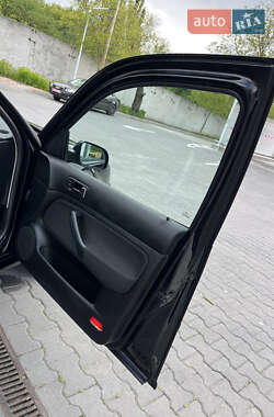 Хетчбек Volkswagen Golf 2002 в 