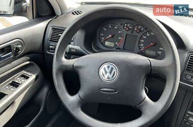 Хетчбек Volkswagen Golf 2002 в 