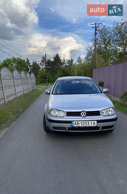 Хетчбек Volkswagen Golf 2002 в Гайсину
