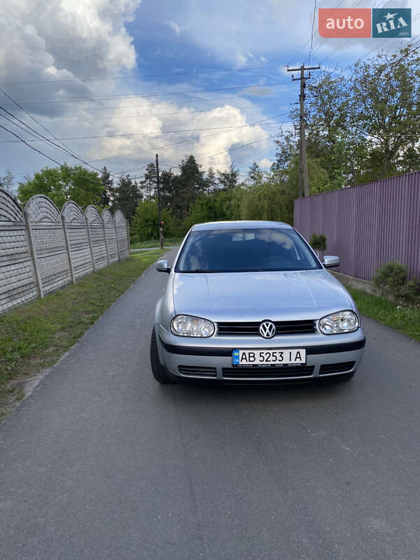 Хетчбек Volkswagen Golf 2002 в 