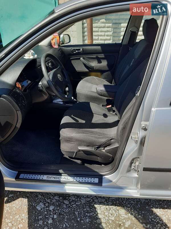 Хэтчбек Volkswagen Golf 2002 в Днепре