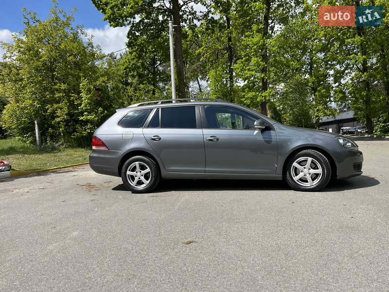 Универсал Volkswagen Golf 2011 в Буче