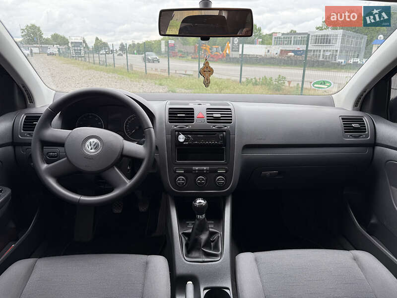 Хэтчбек Volkswagen Golf 2005 в Полтаве