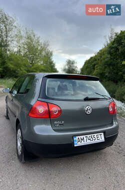 Хэтчбек Volkswagen Golf 2004 в 
