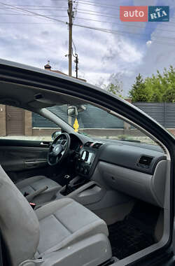 Хэтчбек Volkswagen Golf 2004 в 