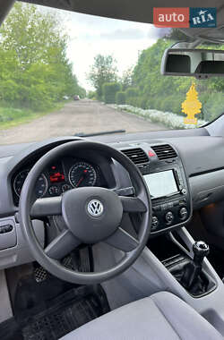 Хэтчбек Volkswagen Golf 2004 в 