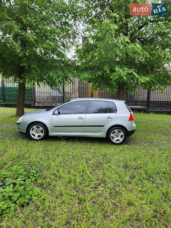 Хетчбек Volkswagen Golf 2005 в Харкові