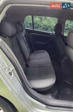 Хэтчбек Volkswagen Golf 2005 в 