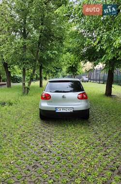 Хэтчбек Volkswagen Golf 2005 в 