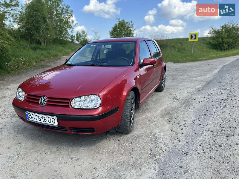 Хэтчбек Volkswagen Golf 2001 в 